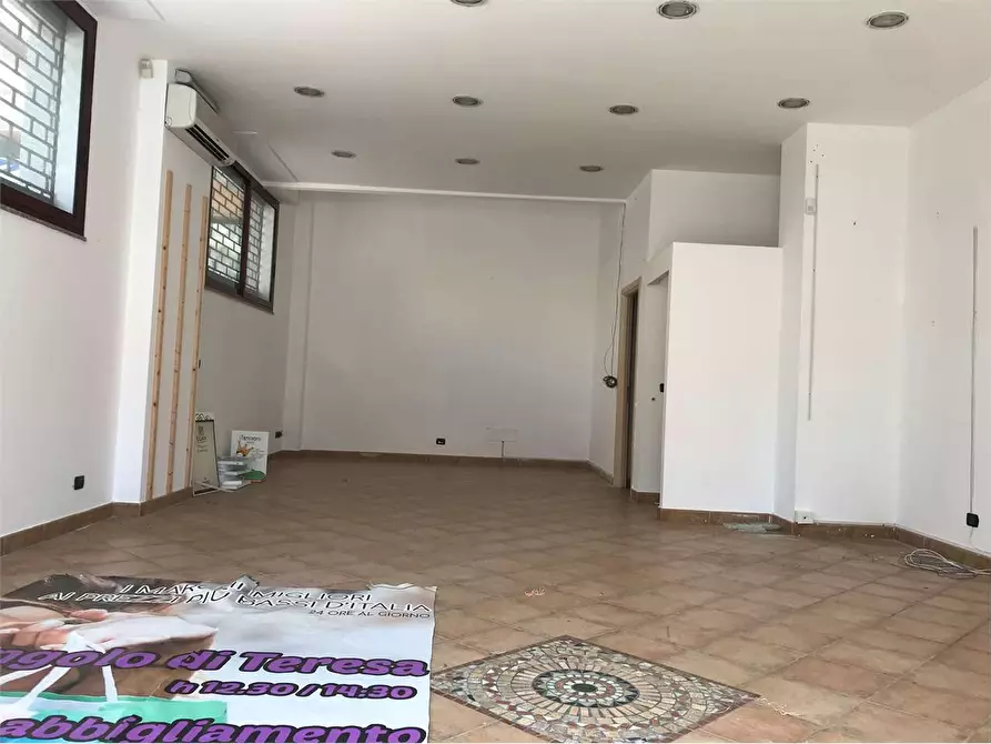 Immagine 1 di Negozio in affitto  a Catanzaro