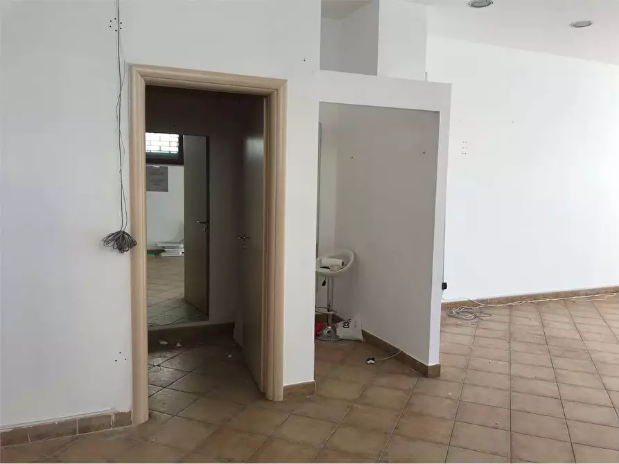 Immagine 5 di Negozio in affitto  a Catanzaro