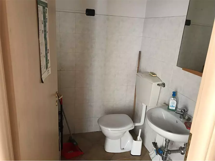 Immagine 8 di Negozio in affitto  a Catanzaro