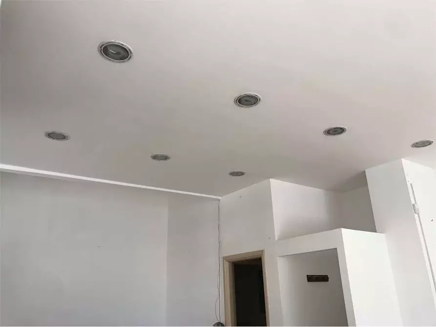 Immagine 11 di Negozio in affitto  a Catanzaro