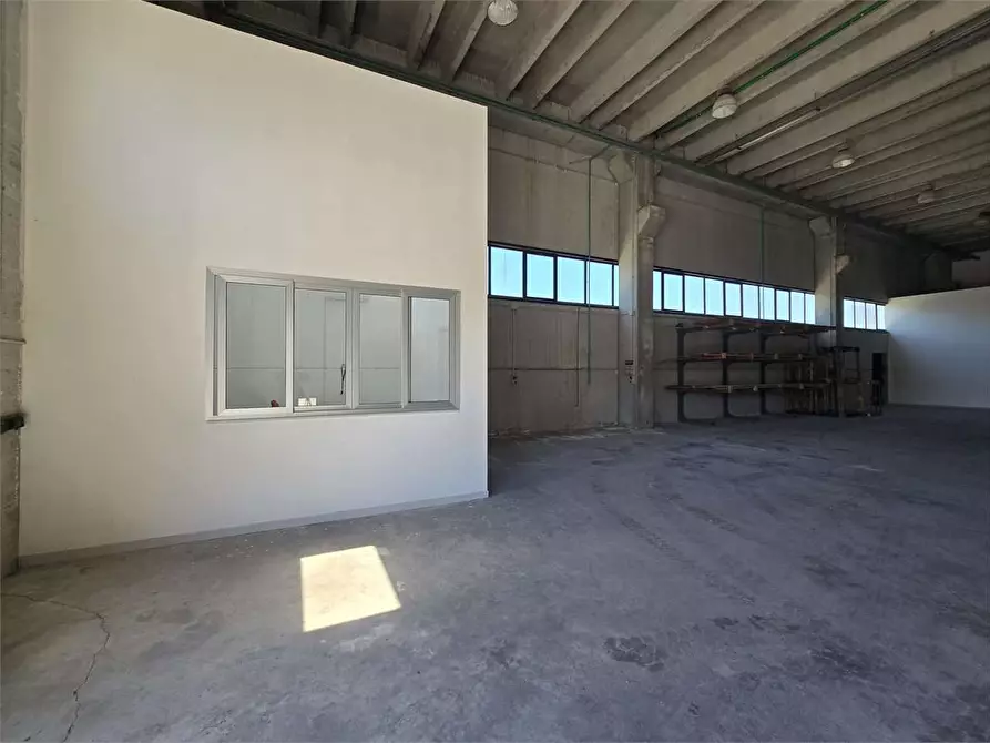Immagine 9 di Capannone industriale in affitto  in Viale Magna Grecia  a Catanzaro