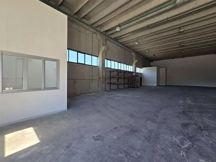 Immagine 8 di Capannone industriale in affitto  in Viale Magna Grecia  a Catanzaro