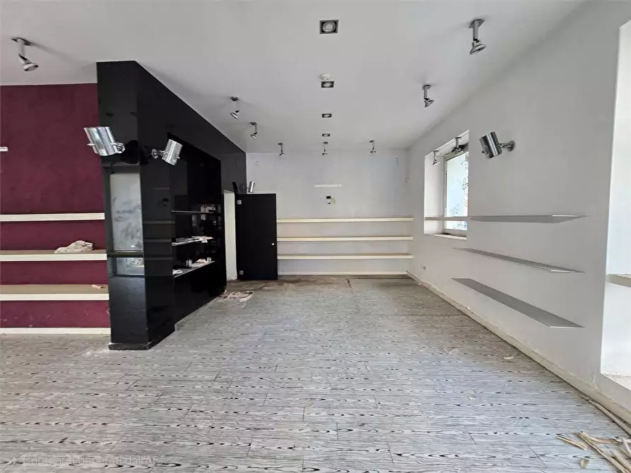Immagine 4 di Negozio in affitto  in Via Traversa Catanzaro a Catanzaro