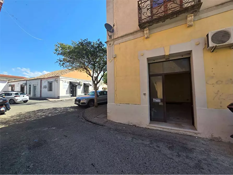 Immagine 1 di Negozio in affitto  in Via Catanzaro 5 a Catanzaro
