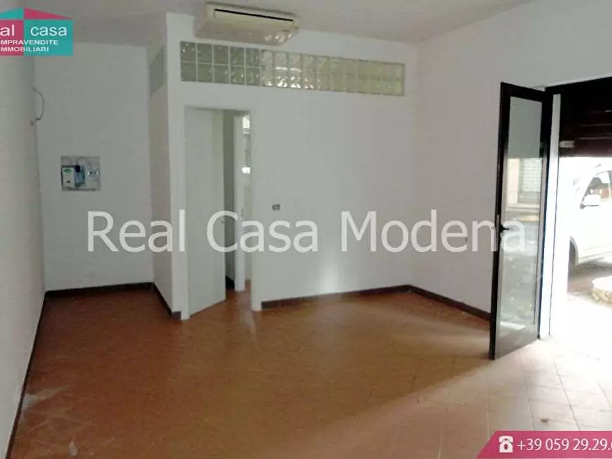 Immagine 2 di Negozio in affitto  in via pietro giannone a Modena