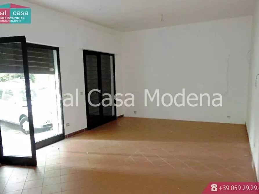 Immagine 3 di Negozio in affitto  in via pietro giannone a Modena