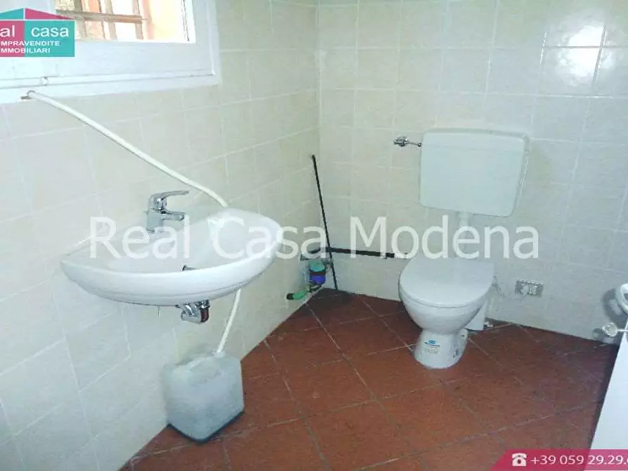 Immagine 4 di Negozio in affitto  in via pietro giannone a Modena