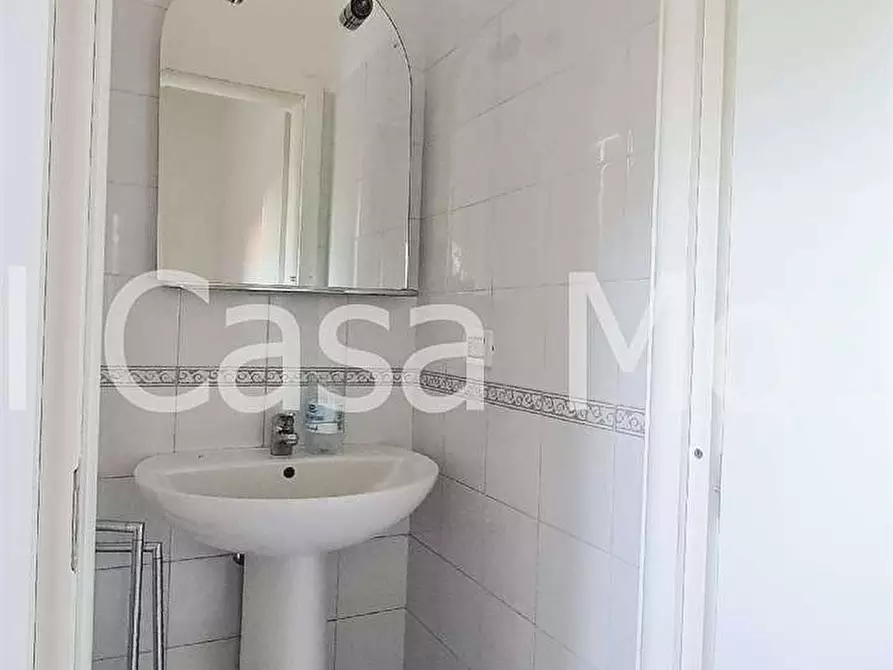 Immagine 11 di Negozio in affitto  a Modena