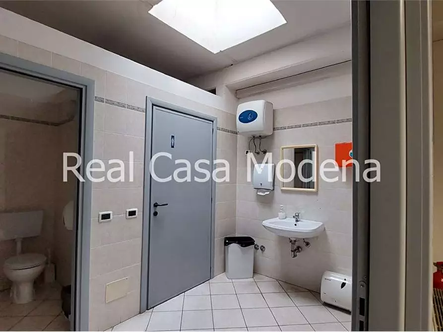 Immagine 20 di Ufficio in affitto  a Modena