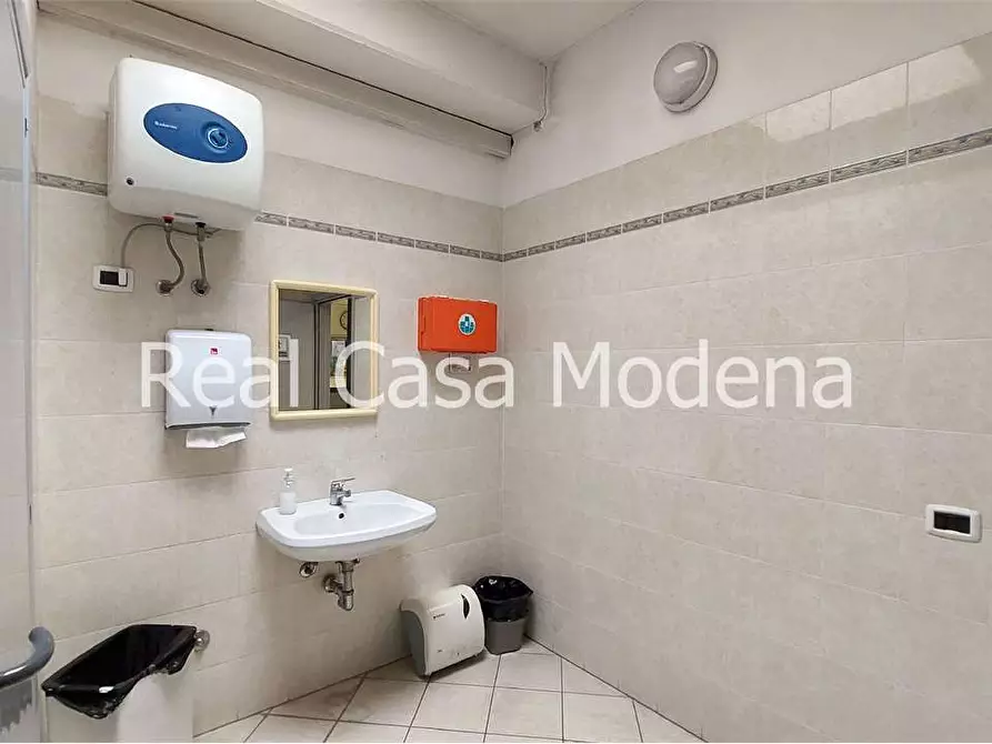 Immagine 21 di Ufficio in affitto  a Modena