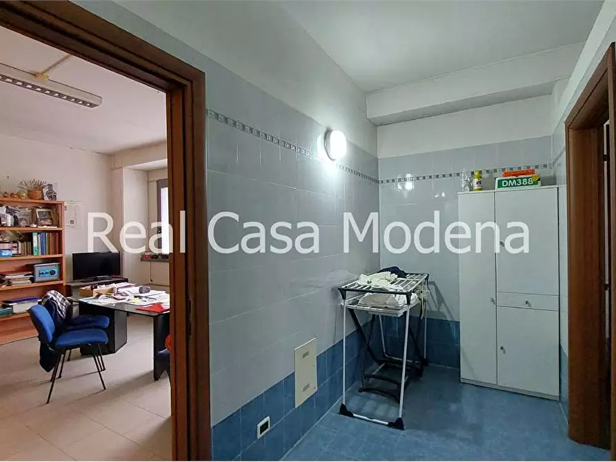 Immagine 35 di Ufficio in affitto  a Modena