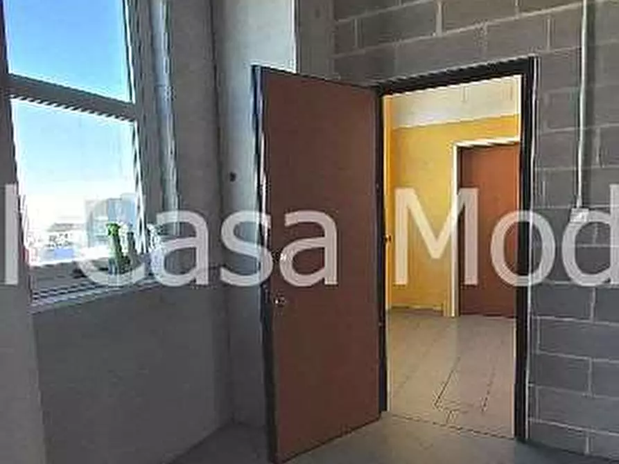 Immagine 8 di Ufficio in affitto  a Modena