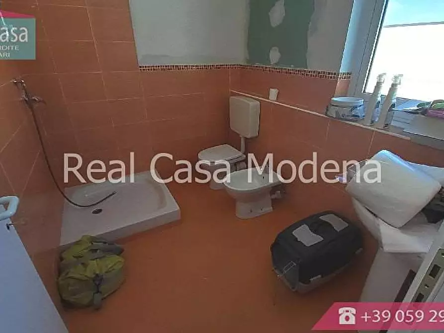 Immagine 10 di Ufficio in affitto  a Modena