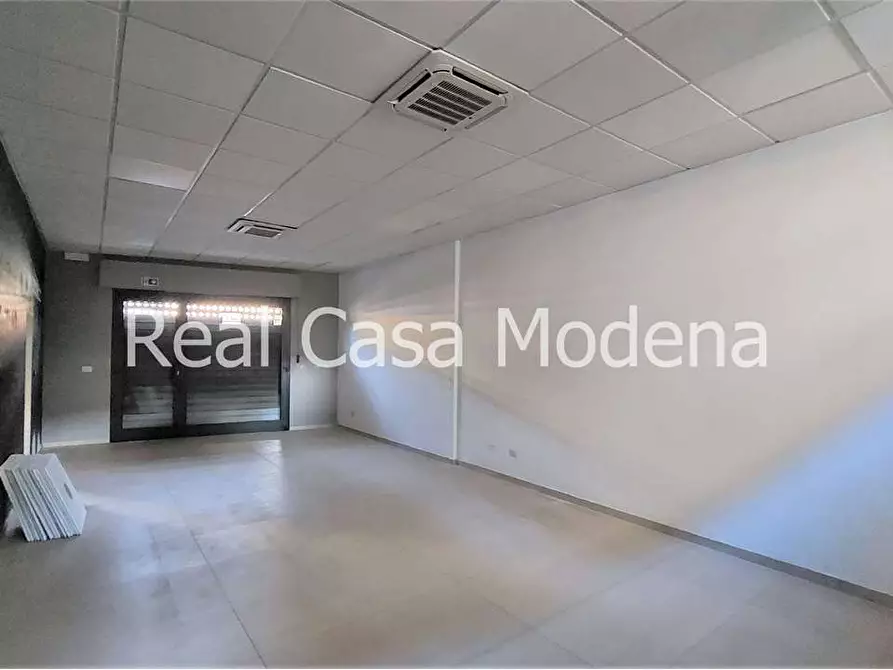 Immagine 8 di Negozio in vendita  in Via Vignolese  460 a Modena