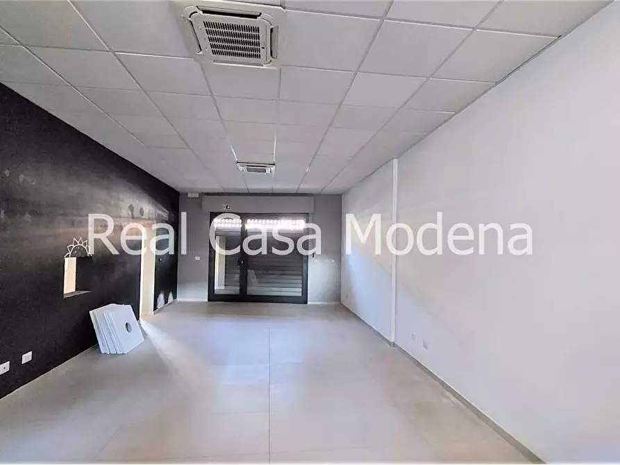 Immagine 10 di Negozio in vendita  in Via Vignolese  460 a Modena