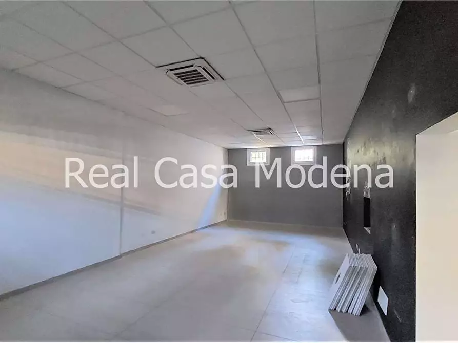 Immagine 12 di Negozio in vendita  in Via Vignolese  460 a Modena