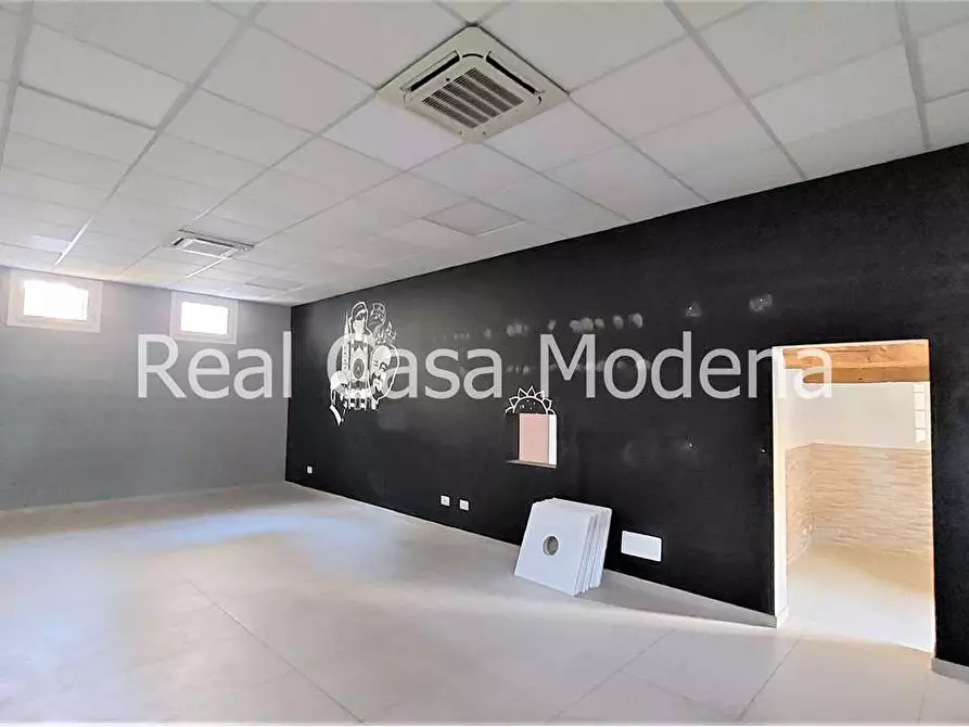 Immagine 13 di Negozio in vendita  in Via Vignolese  460 a Modena