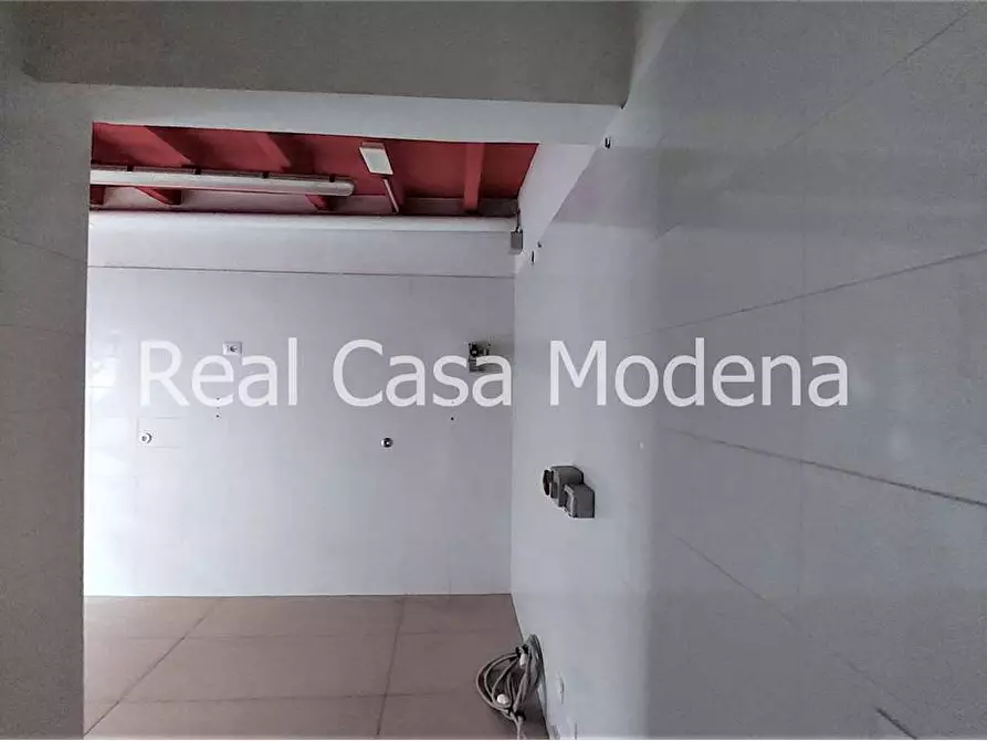 Immagine 21 di Negozio in vendita  in Via Vignolese  460 a Modena