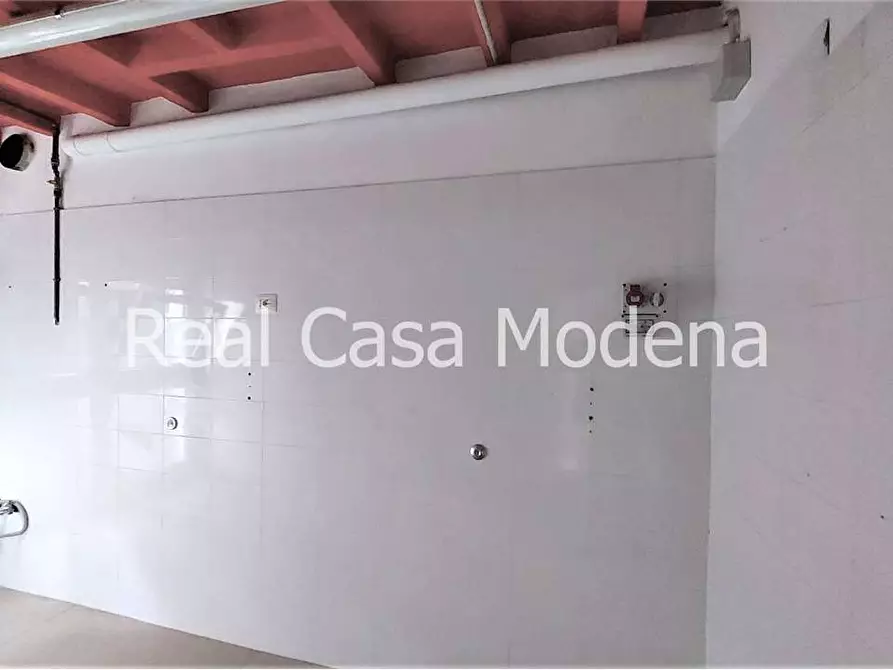 Immagine 22 di Negozio in vendita  in Via Vignolese  460 a Modena