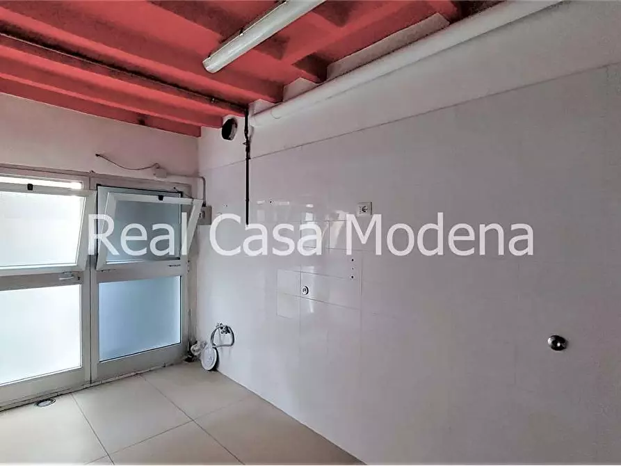 Immagine 23 di Negozio in vendita  in Via Vignolese  460 a Modena