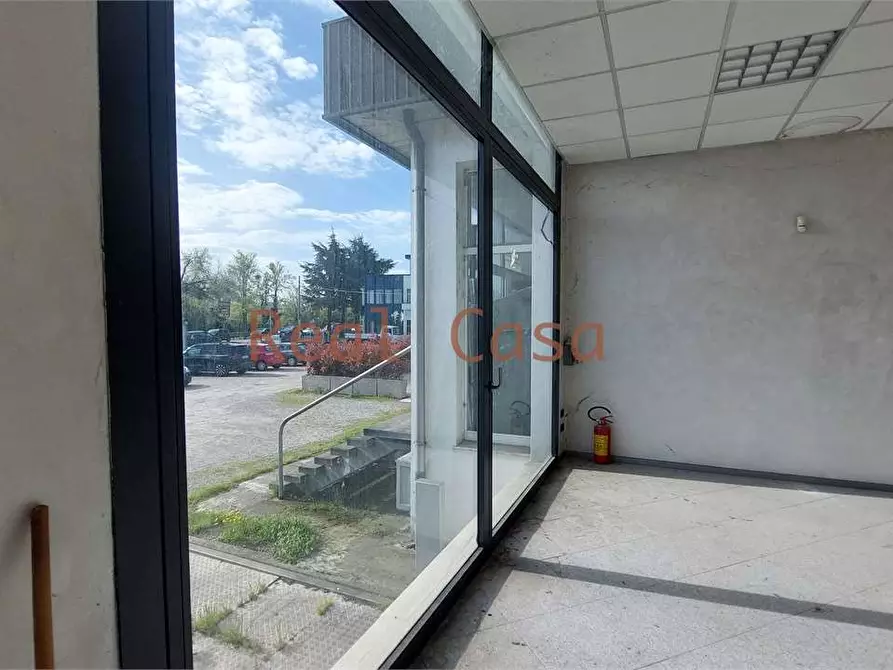 Immagine 2 di Negozio in affitto  in Via Giuseppe di Vittorio  2 a Reggio Nell'emilia