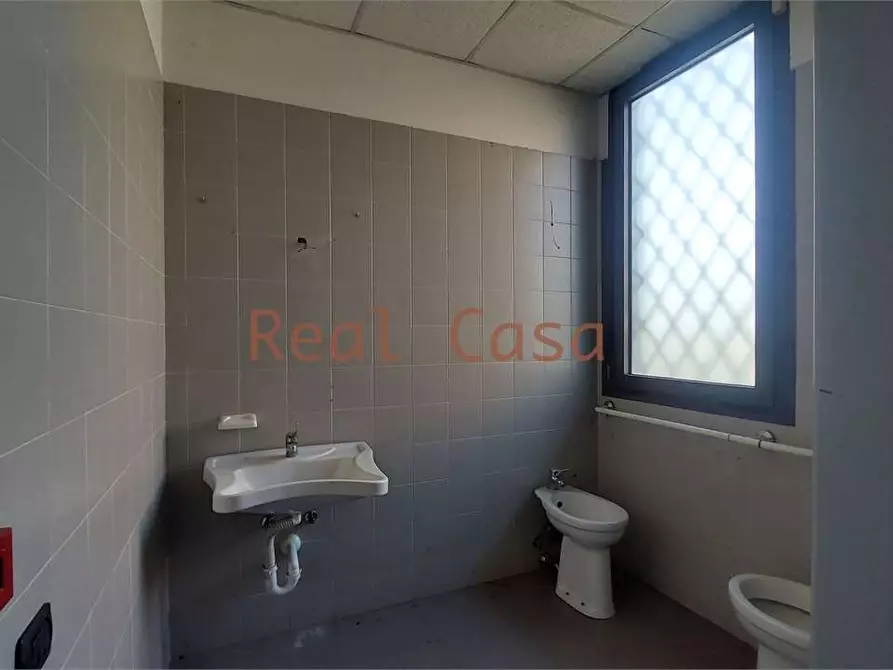 Immagine 18 di Negozio in affitto  in Via Giuseppe di Vittorio  2 a Reggio Nell'emilia