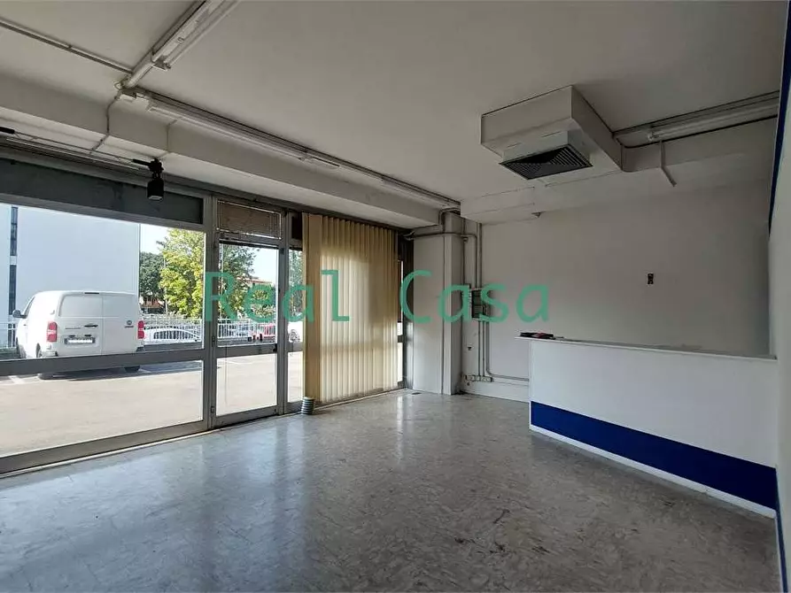 Immagine 1 di Negozio in affitto  in Via Emilia Ovest  a Modena
