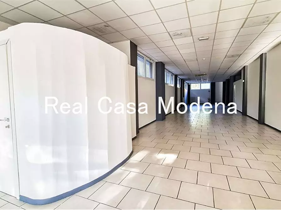 Immagine 5 di Negozio in vendita  a Modena