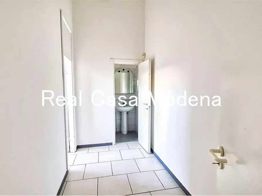Immagine 8 di Negozio in vendita  a Modena