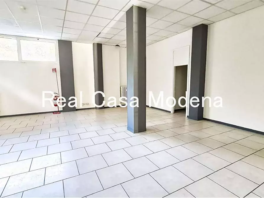 Immagine 9 di Negozio in vendita  a Modena