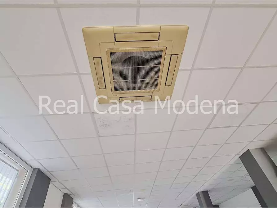 Immagine 13 di Negozio in vendita  a Modena