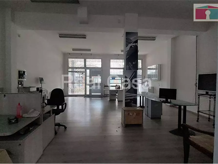 Immagine 10 di Negozio in affitto  a Modena