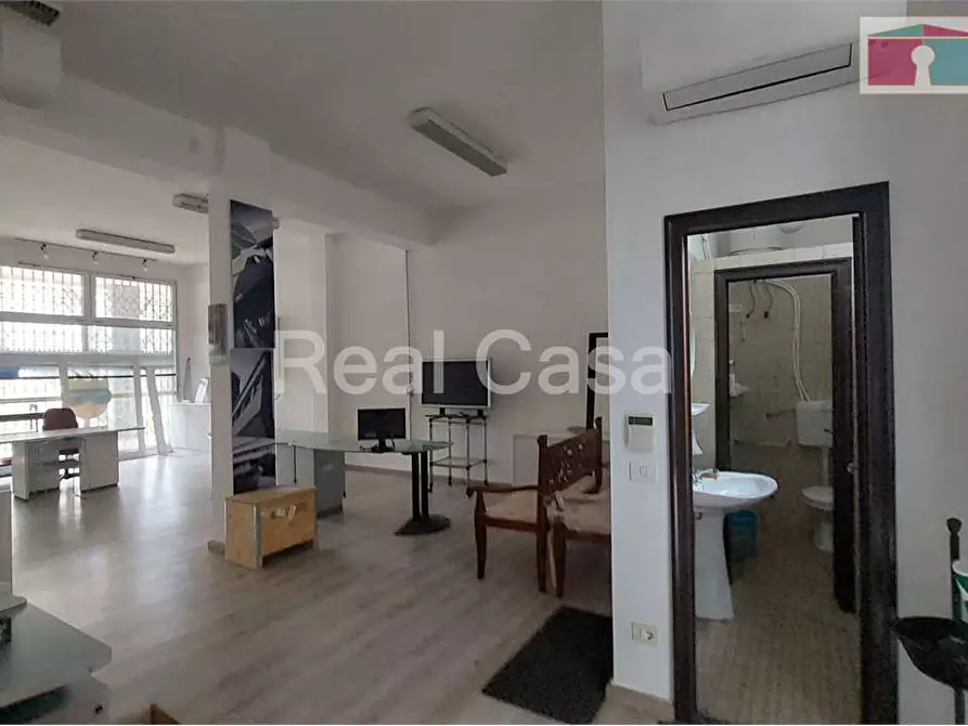 Immagine 12 di Negozio in affitto  a Modena