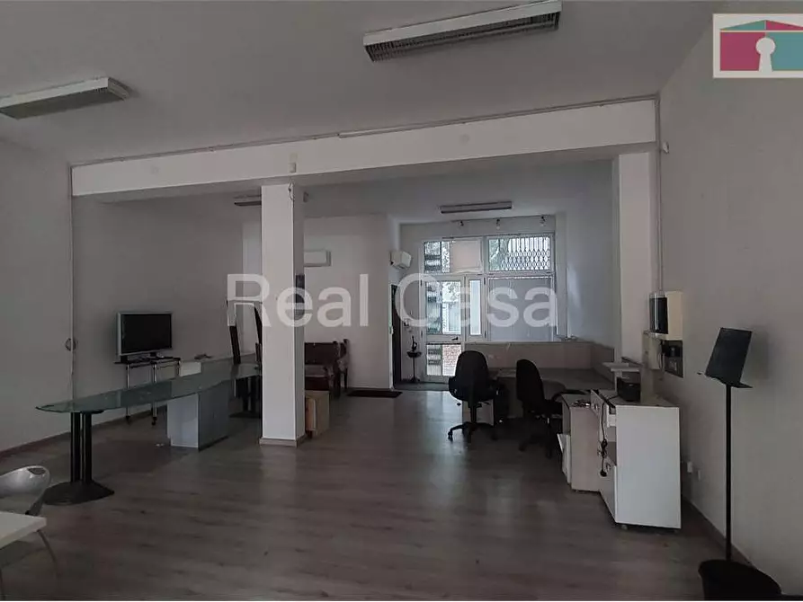 Immagine 5 di Negozio in affitto  a Modena