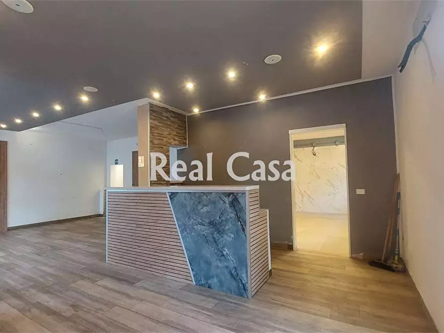 Immagine 1 di Negozio in vendita  in Via Nicoli a Modena