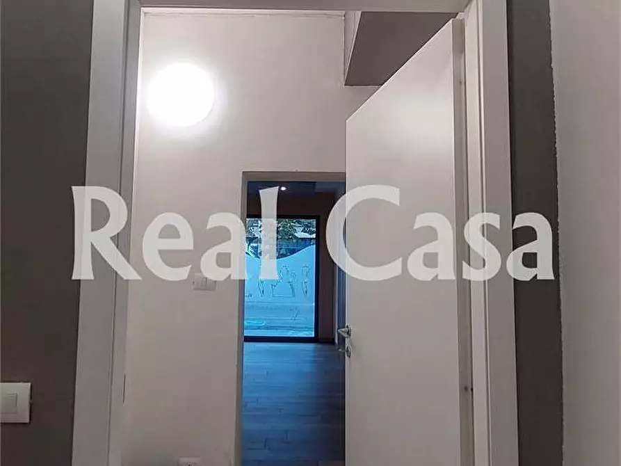 Immagine 15 di Negozio in vendita  in Via Nicoli a Modena