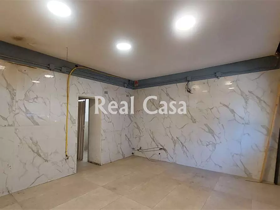 Immagine 18 di Negozio in vendita  in Via Nicoli a Modena