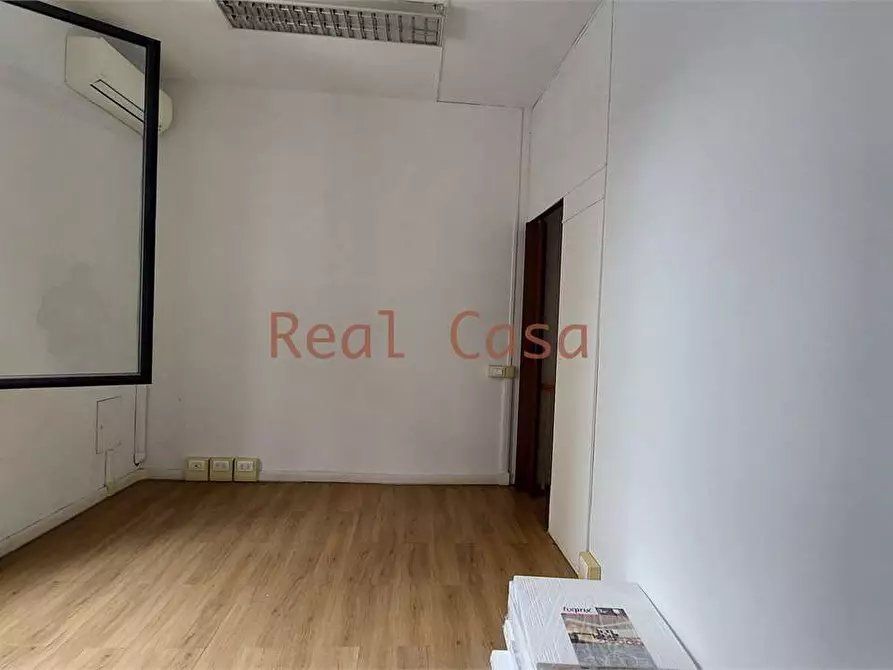 Immagine 10 di Negozio in affitto  a Modena