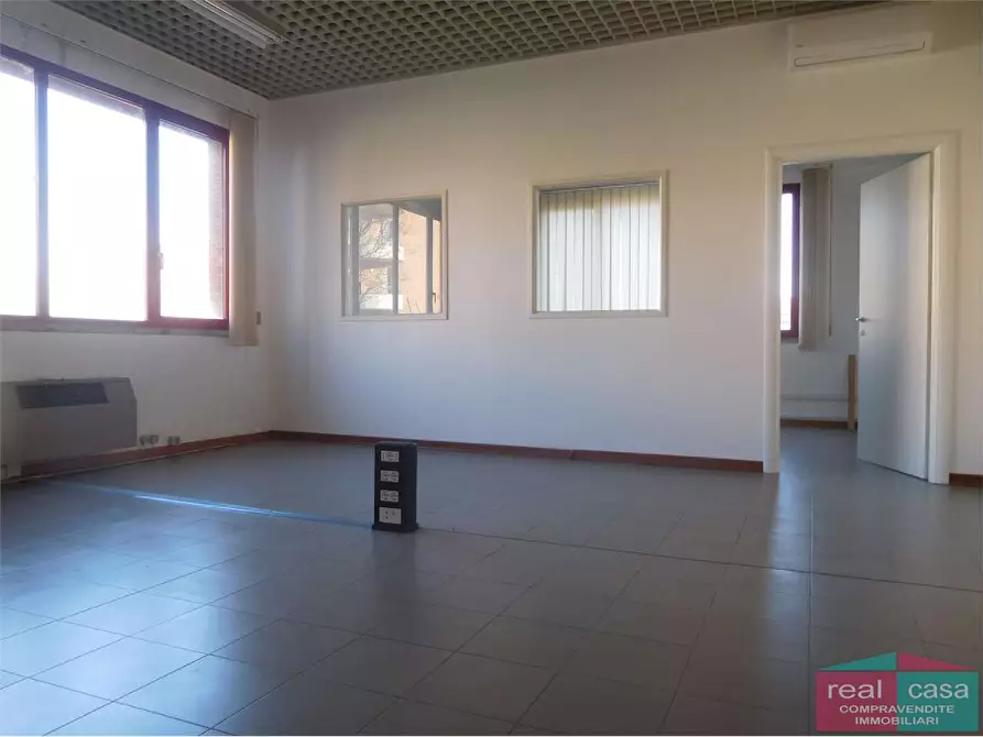 Immagine 2 di Ufficio in affitto  in Via Paltrinieri a Modena