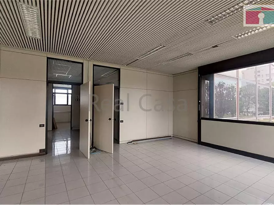 Immagine 9 di Ufficio in affitto  a Modena