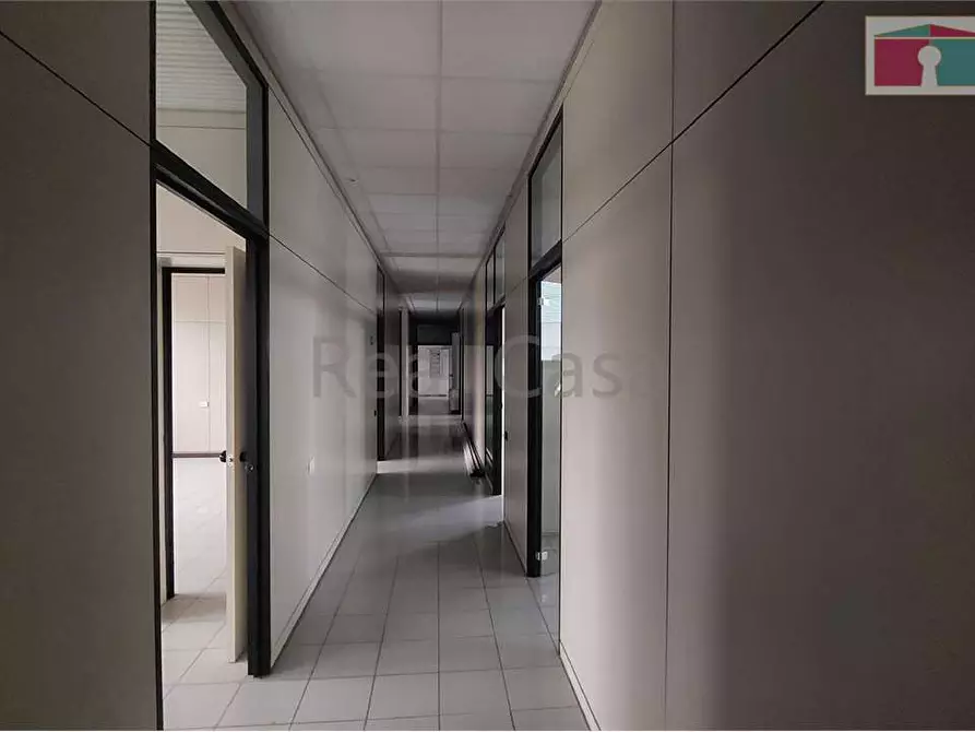 Immagine 10 di Ufficio in affitto  a Modena