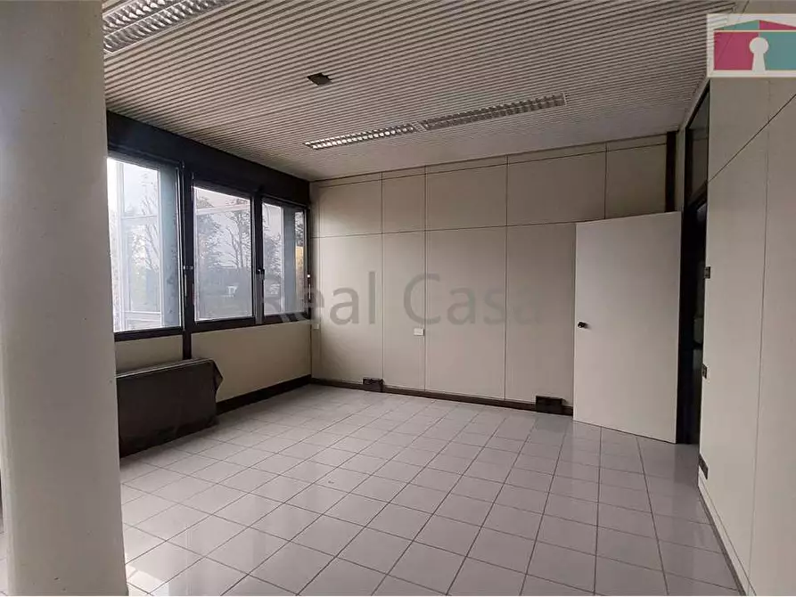 Immagine 11 di Ufficio in affitto  a Modena