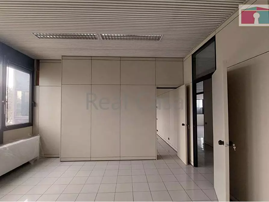 Immagine 12 di Ufficio in affitto  a Modena