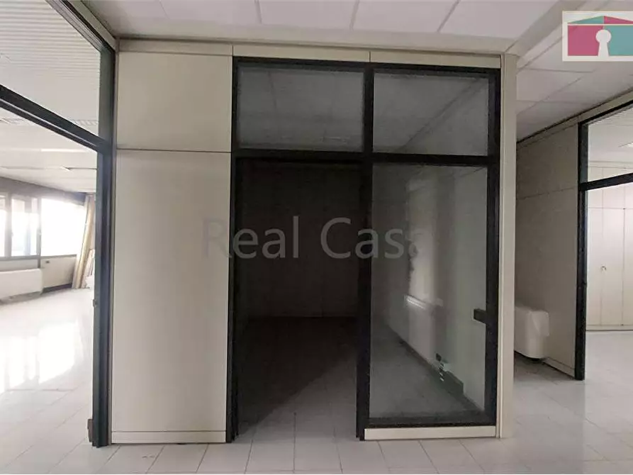 Immagine 15 di Ufficio in affitto  a Modena