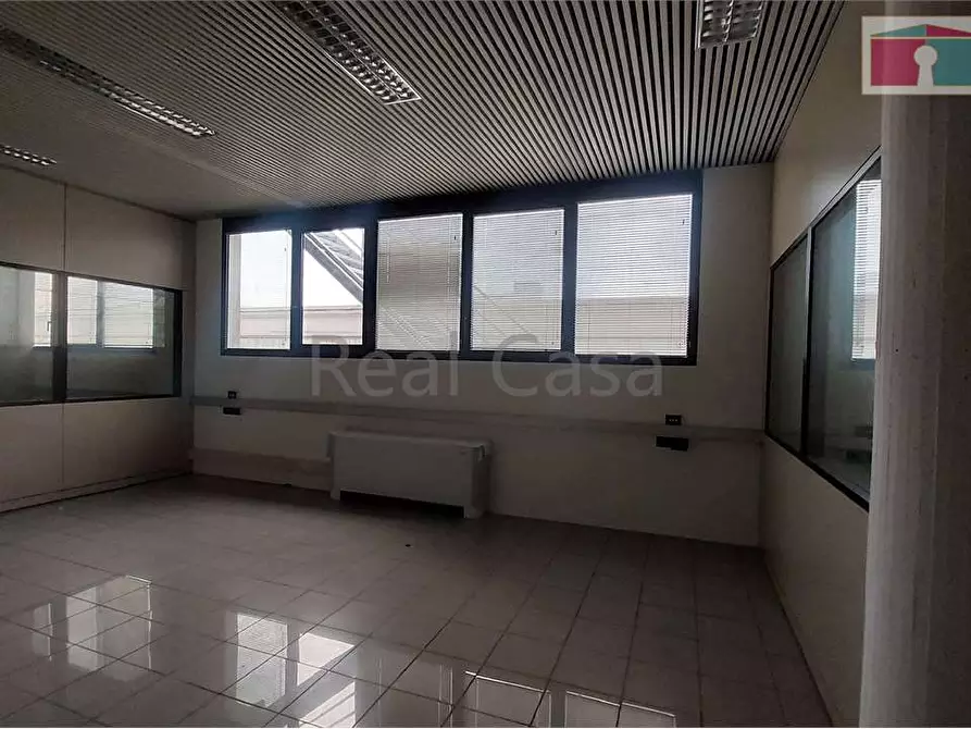 Immagine 25 di Ufficio in affitto  a Modena