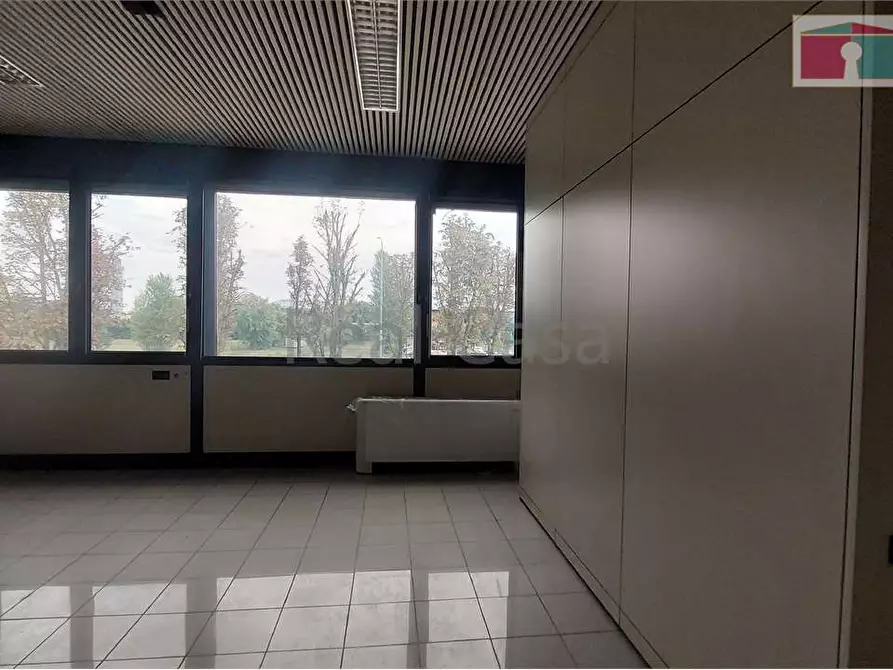 Immagine 27 di Ufficio in affitto  a Modena