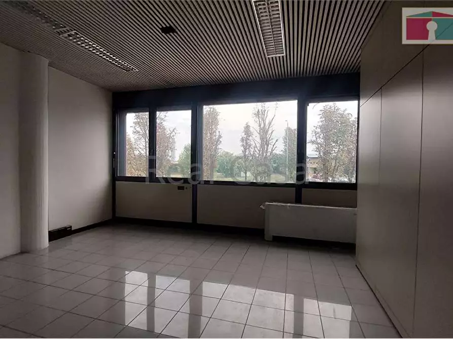 Immagine 28 di Ufficio in affitto  a Modena