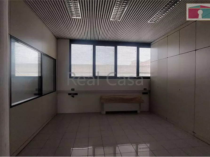 Immagine 29 di Ufficio in affitto  a Modena