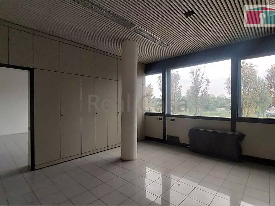 Immagine 30 di Ufficio in affitto  a Modena