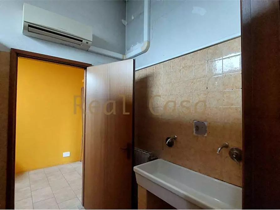 Immagine 26 di Laboratorio in affitto  in Via Livingstone  a Modena